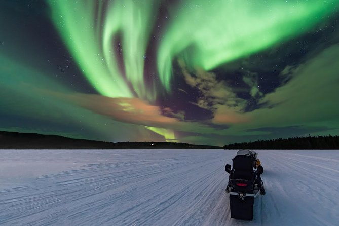 northern-lights-hunting-with-snowmobiles