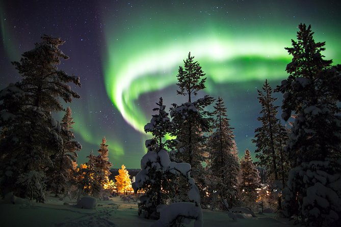 northern-lights-hunting-with-snowmobiles