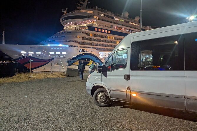 northern-lights-minibus-chase-max-16-person-in-group