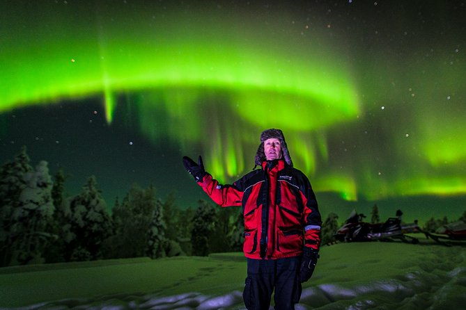 northern-lights-snowmobile-driving-safari