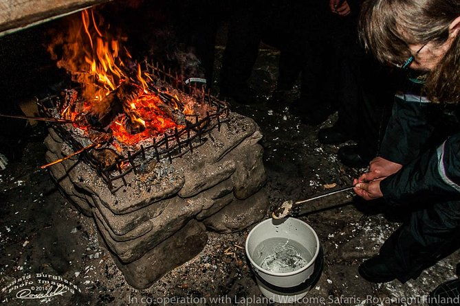 northern-lights-snowmobile-driving-safari