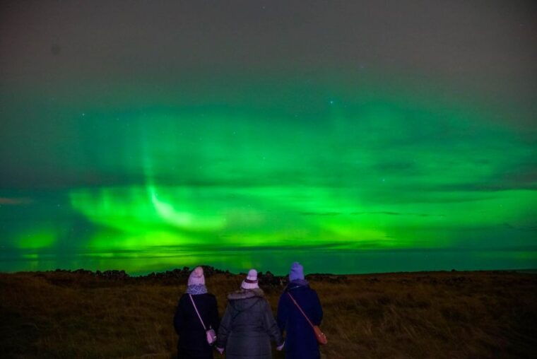 northern-lights-tour-from-reykjavik-with-photography