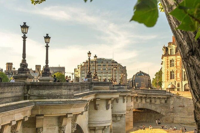 notre-dame-exterior-and-city-center-of-paris-with-local-guide-4
