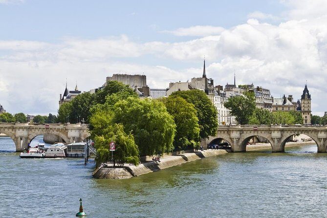 Notre Dame quartier & Ile de la Cité Private 2-Hour Walking Tour in Paris - Notre Dame quartier & Ile de la Cité Private 2-Hour Walking Tour in Paris
