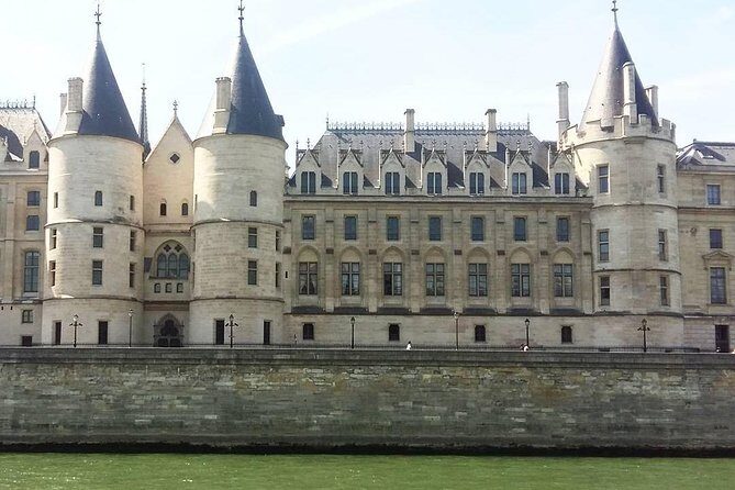 Notre Dame quartier & Ile de la Cité Private 2-Hour Walking Tour in Paris - Key Points