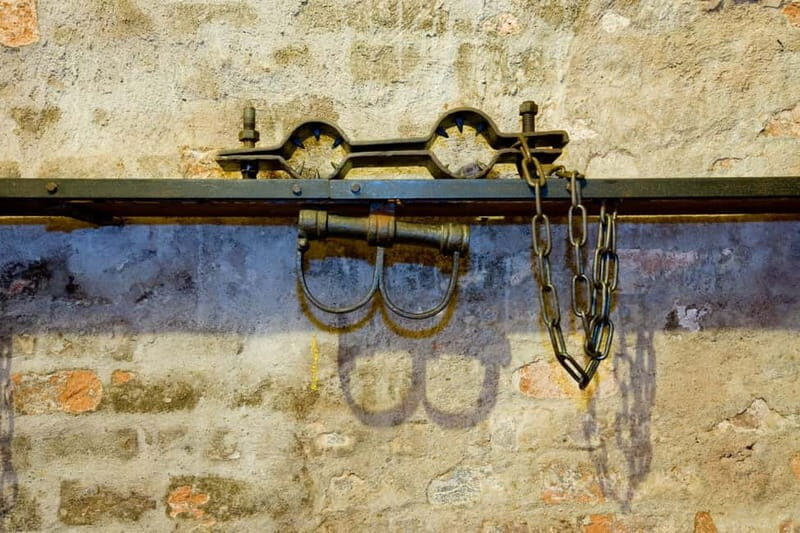Nuremberg: Medieval Dungeons Guided Tour - The Value of the Guide