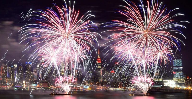 NYC: 4th of July Fireworks Party Cruise with Buffet & Drinks - The Fireworks Display and Viewing Experience