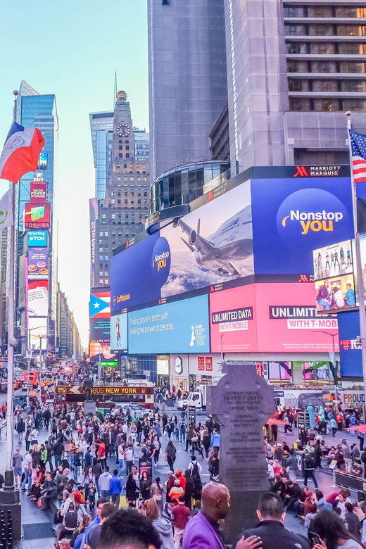 nyc-guided-tours-with-statue-of-liberty-and-one-world-trade