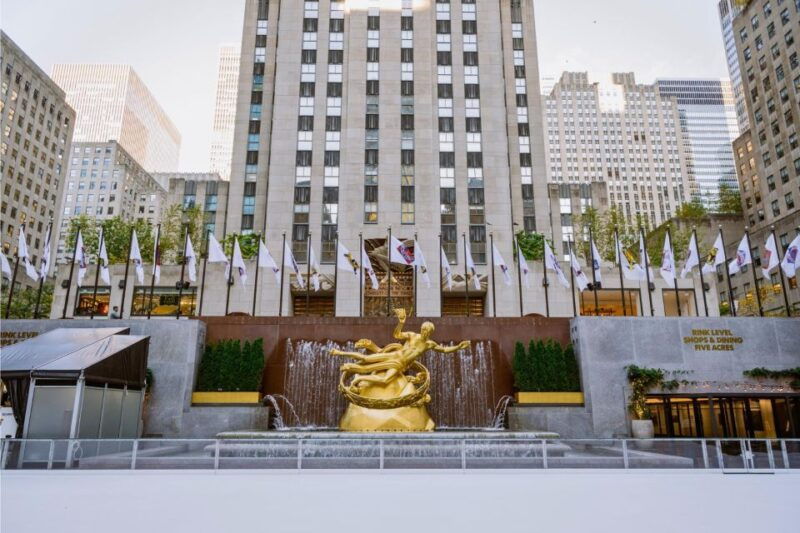 nyc-ice-skating-at-rockefeller-center-with-skate-rental
