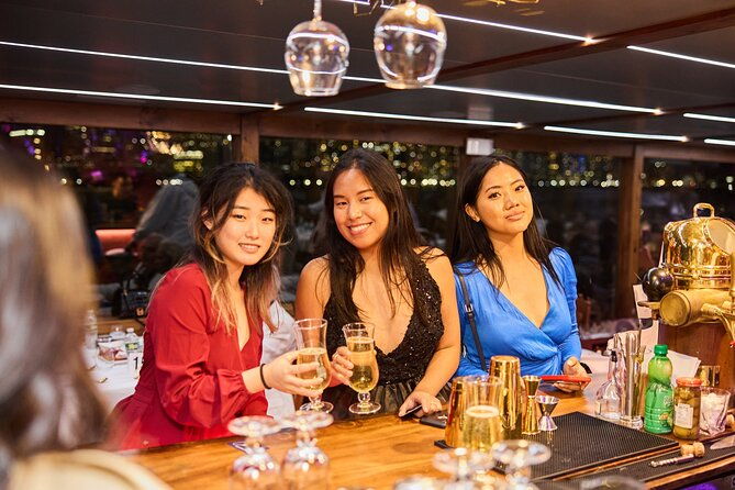 nyc-july-4th-fireworks-on-a-luxury-yacht-with-open-bar-and-dinner