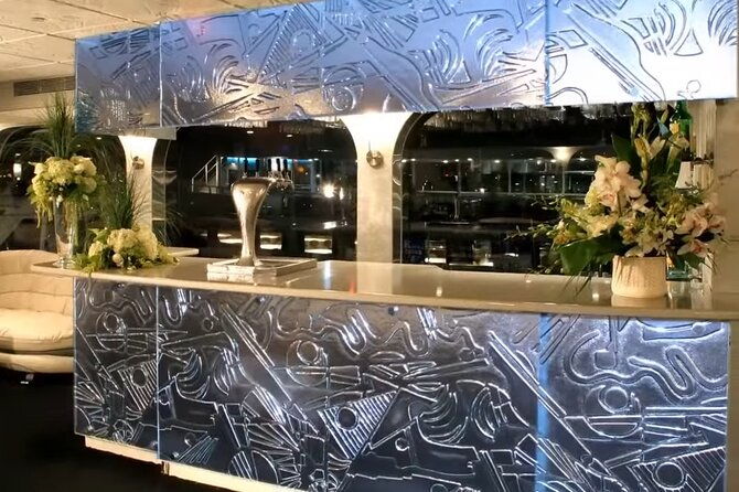 nyc-july-4th-fireworks-on-a-luxury-yacht-with-open-bar-and-dinner