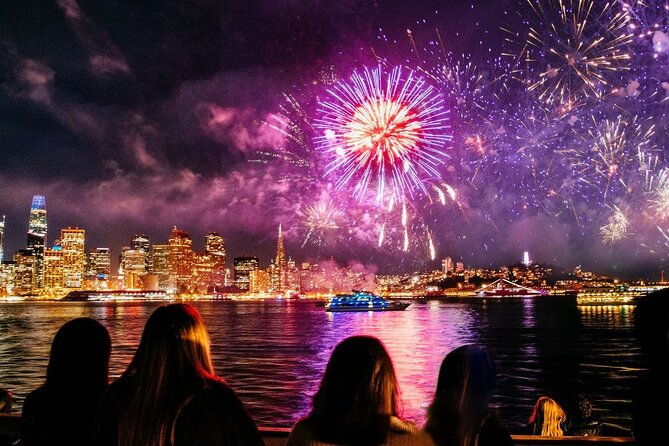 nyc-july-4th-fireworks-on-a-luxury-yacht-with-open-bar-and-dinner