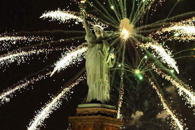 nyc-july-4th-fireworks-on-a-luxury-yacht-with-open-bar-and-dinner