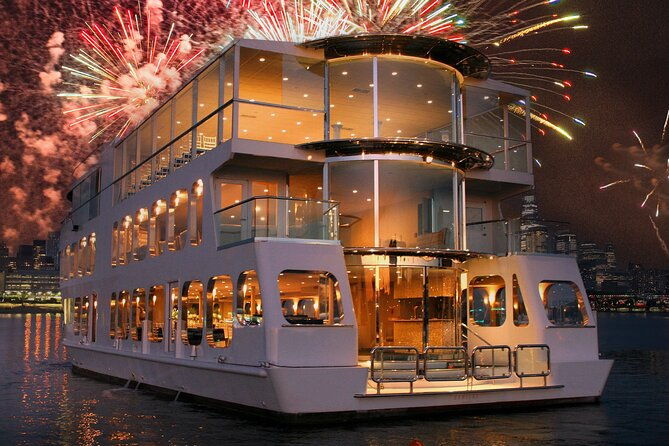 nyc-july-4th-fireworks-on-a-luxury-yacht-with-open-bar-and-dinner