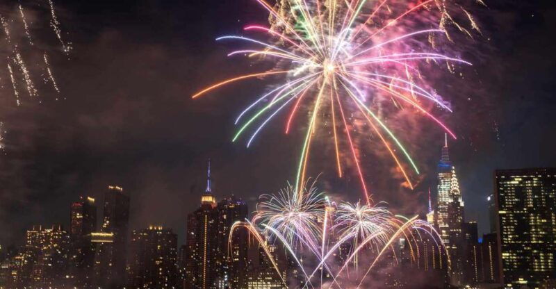nyc-july-4th-fireworks-party-cruise-with-bbq-buffet-bar