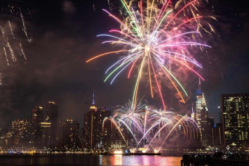 nyc-july-4th-fireworks-party-cruise-with-bbq-buffet-bar