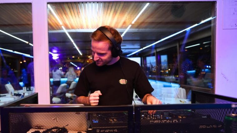 nyc-new-years-eve-dinner-cruise-with-music-and-open-bar-2