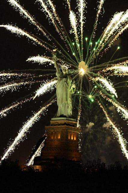 nyc-new-years-eve-dinner-cruise-with-music-and-open-bar-2