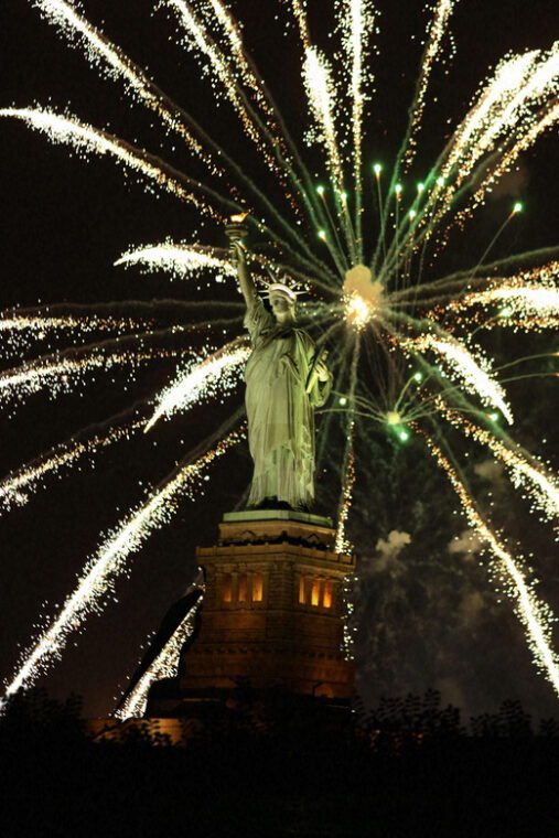 nyc-new-years-eve-dinner-cruise-with-music-and-open-bar-2
