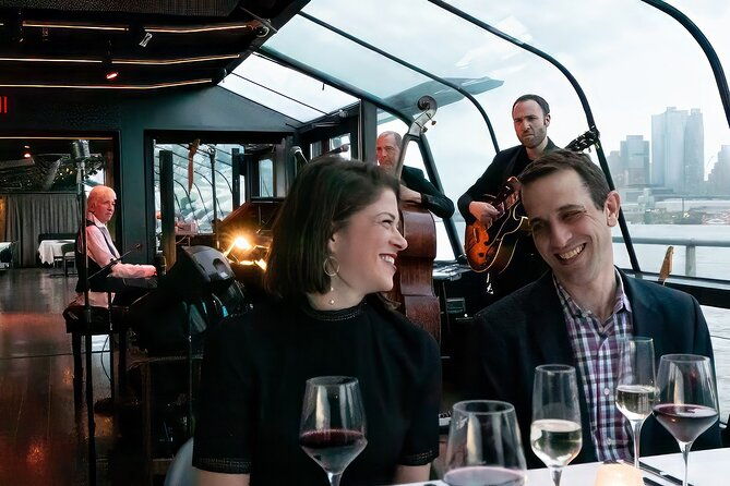 nyc-new-years-eve-luxury-bateaux-plated-dinner-cruise