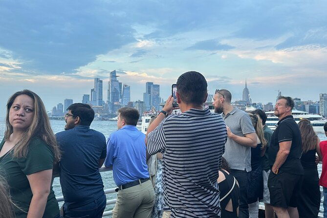 nyc-party-cruise-with-light-narration