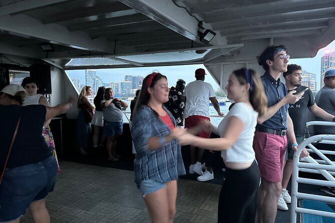 nyc-party-cruise-with-light-narration