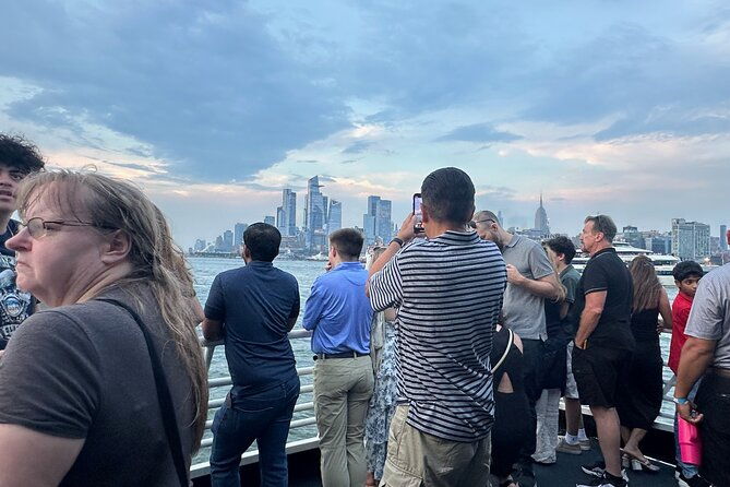 nyc-party-cruise-with-light-narration