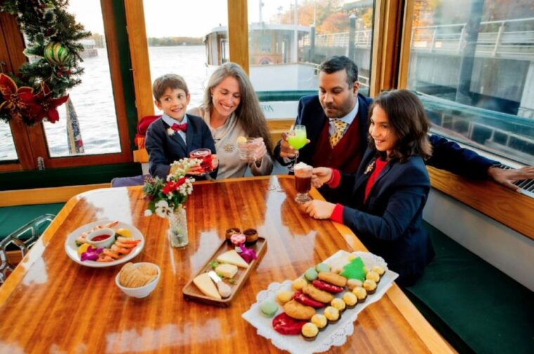 nyc-sightseeing-holiday-cruise-with-drink