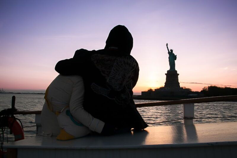 nyc-statue-of-liberty-day-sail-with-onboard-bar