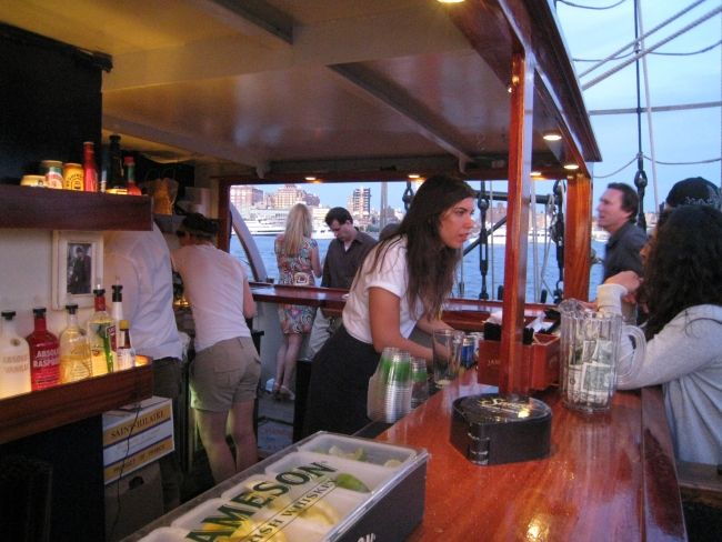 nyc-statue-of-liberty-day-sail-with-onboard-bar