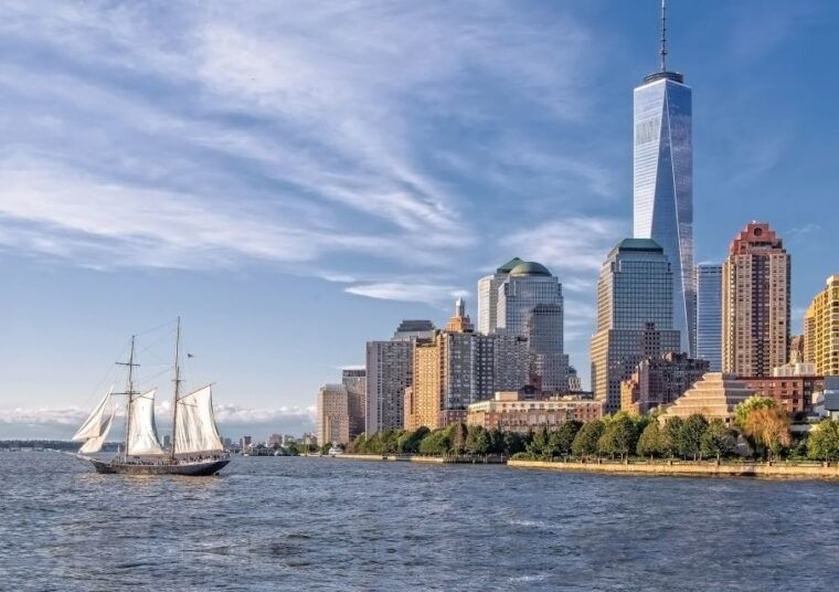 nyc-statue-of-liberty-day-sail-with-onboard-bar