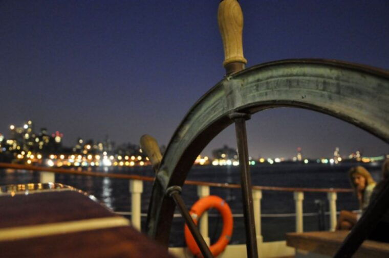 nyc-statue-of-liberty-day-sail-with-onboard-bar