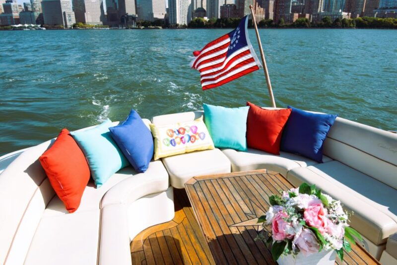 nyc-statue-of-liberty-private-sightseeing-yacht-tour
