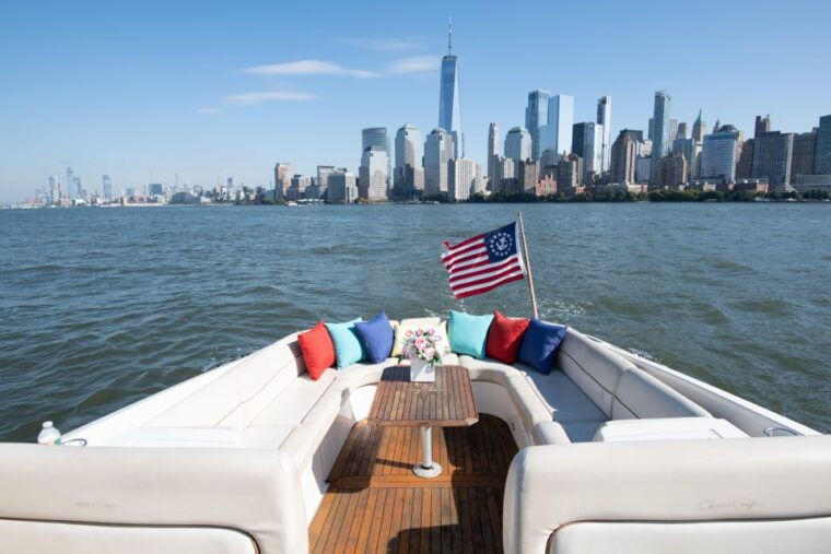 nyc-statue-of-liberty-private-sightseeing-yacht-tour