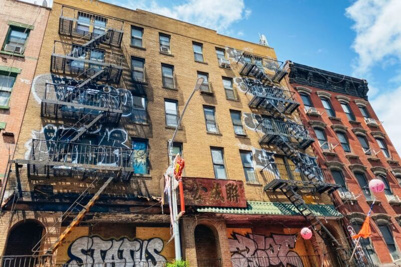 NYC: Walking Tour with Local Guide and 30+ Top NYC Sights - Key Points