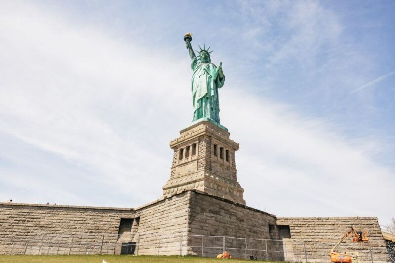 nyc-wall-street-tour-with-9-11-memorial-and-statue-ferry
