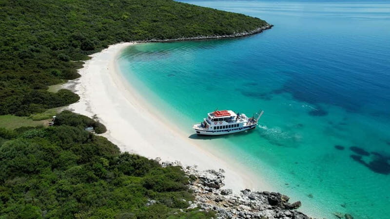 Nydri: Island Hopping Boat Cruise with Beach BBQ Lunch - An Overview of the Experience