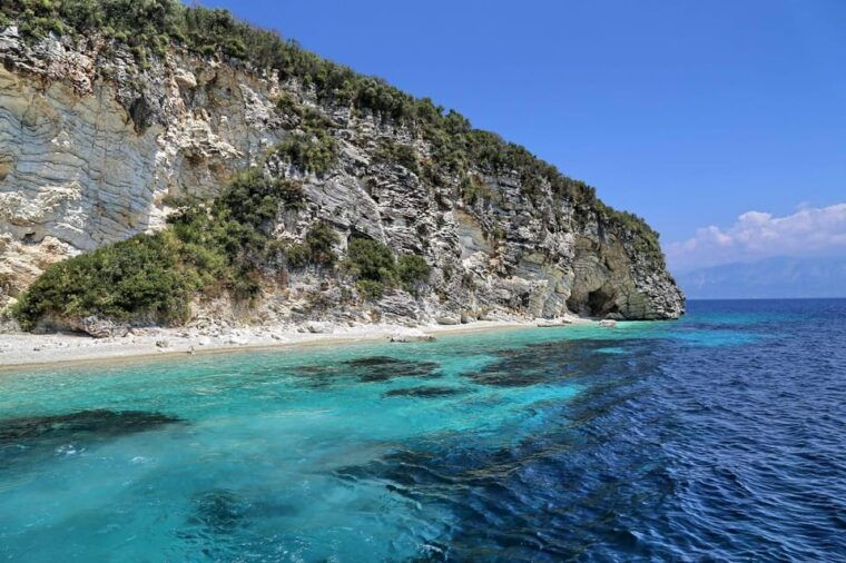 nydri-wooden-boat-cruise-to-meganisi-scorpio-lefkada