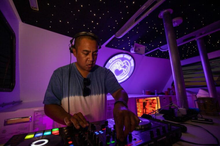 oahu-premium-waikiki-sunset-party-cruise-with-live-dj