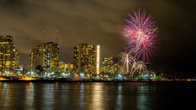 oahu-waikiki-friday-fireworks-cruise-with-snacks-and-drinks