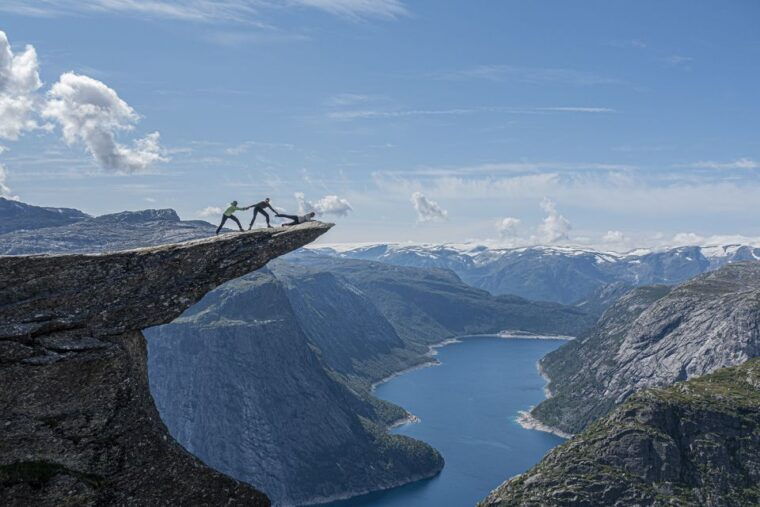 odda-full-day-trolltunga-hiking-and-climbing-tour