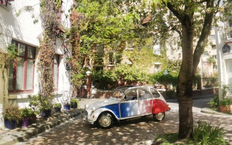 off-the-beaten-track-in-paris-2-hour-vintage-2cv-tour