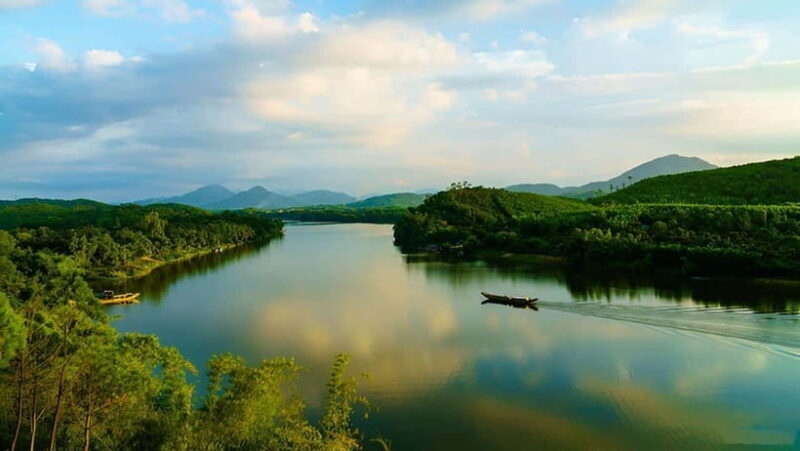 Official Hue: Dragon Boat, Imperial Citadel, & Market tour - Key Points