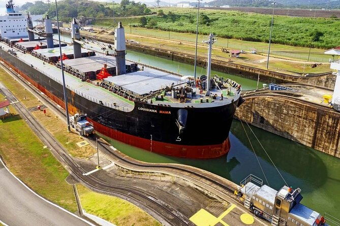 old-canal-zone-private-tour-miraflores-locks-bases-and-museum