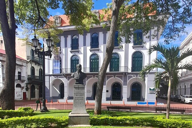 old-canal-zone-private-tour-miraflores-locks-bases-and-museum