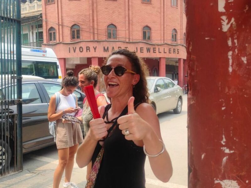 Old Delhi: Walking Tour with Tuk Tuk Ride & Snacks (Español) - Key Points