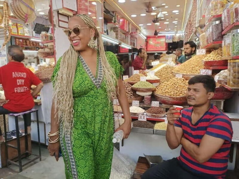 Old & New Delhi Shopping Tour with Female Consultant - Transitioning to New Delhi: The Modern Shopping Experience