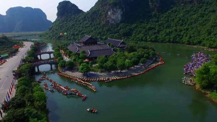 old-quarter-bites-with-train-street