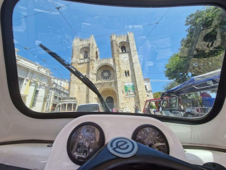 old-town-of-lisbon-on-board-of-a-tuk-tuk-1hour