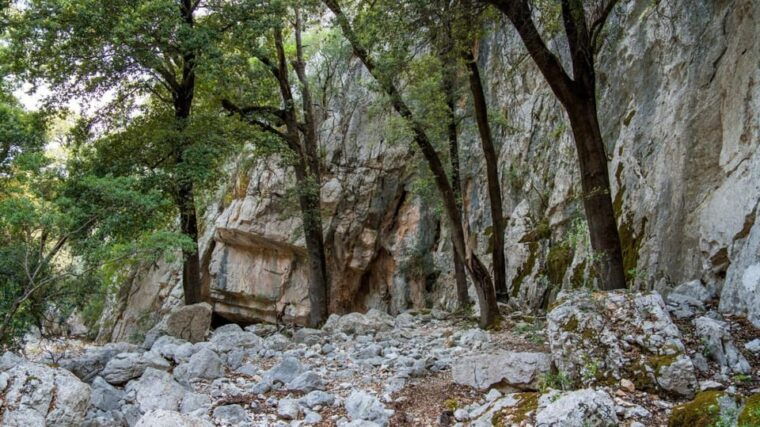 oliena-the-nurre-de-su-hoda-cave-hiking